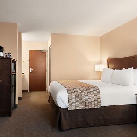 Travelodge By Wyndham Pincher Creek Exteriör bild