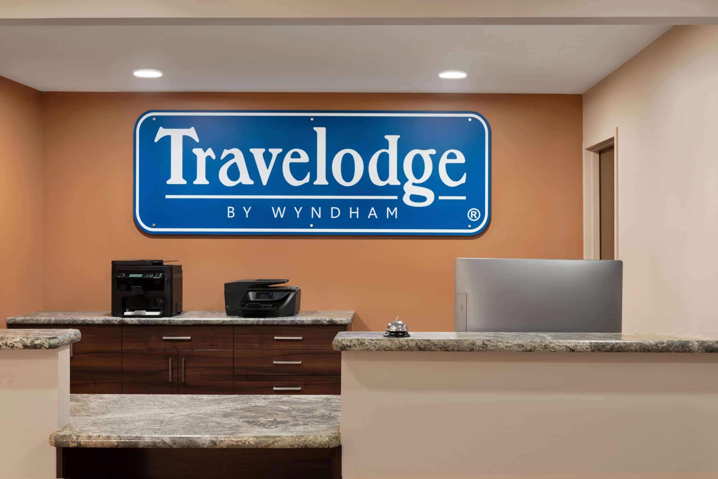 Travelodge By Wyndham Pincher Creek Exteriör bild