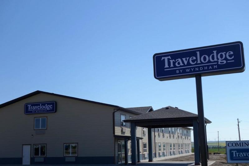 Travelodge By Wyndham Pincher Creek Exteriör bild